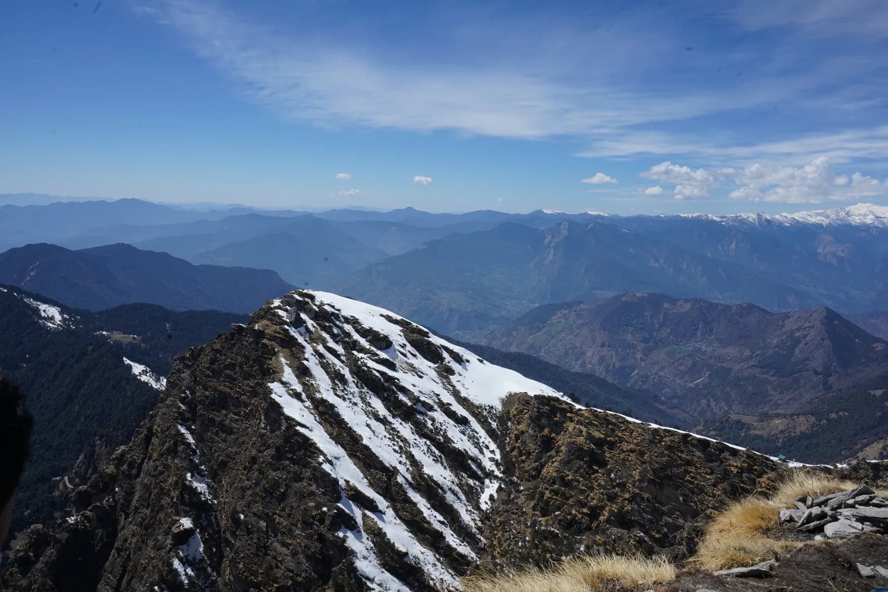 Rocky snow ridge and broad mountain view above Tungnath
