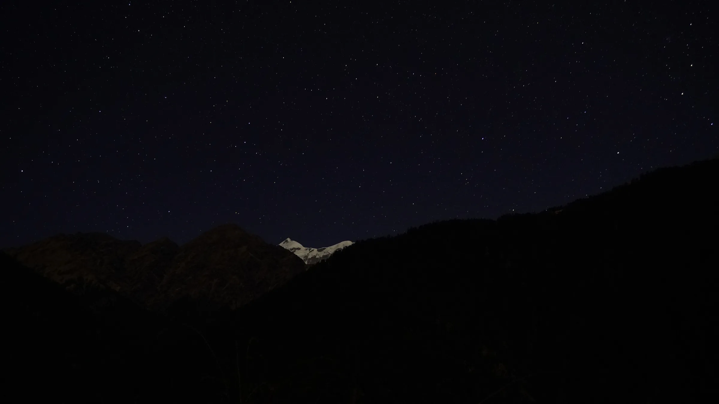 A star-filled night above the snow peaks near Ali Bedni Bugyal